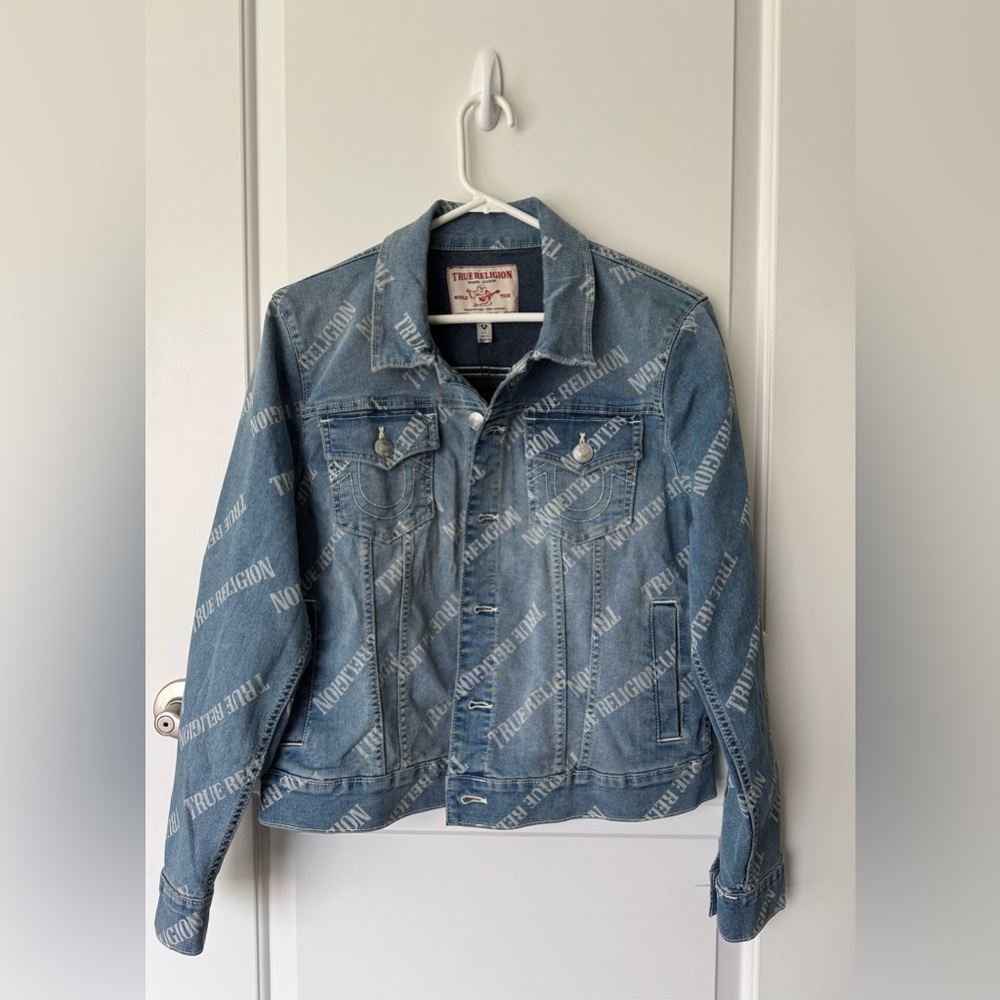 NWT True Religion Allover Logo Relaxed Trucker Jacket - Picture 14 of 16